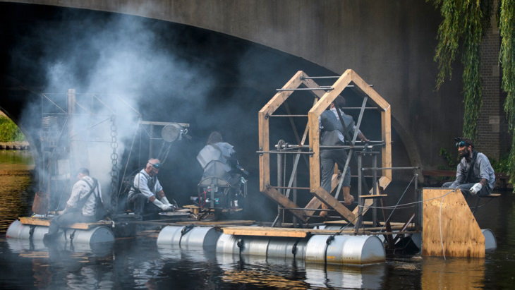 Desfile En El Agua Celebra El Arte De Hieronymus Bosch, máquina de vapor
