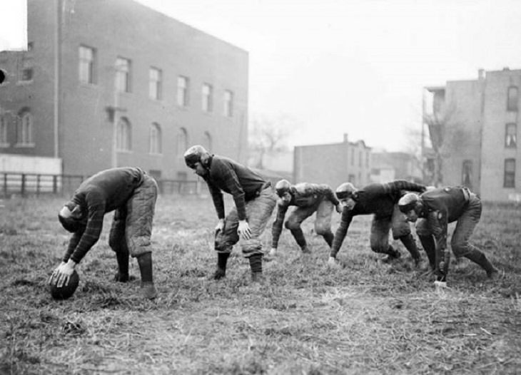Momentos Históricos Capturados En Fotos, Jugadores de un equipo de fútbol de la escuela secundaria de Chicago practicando en 1902