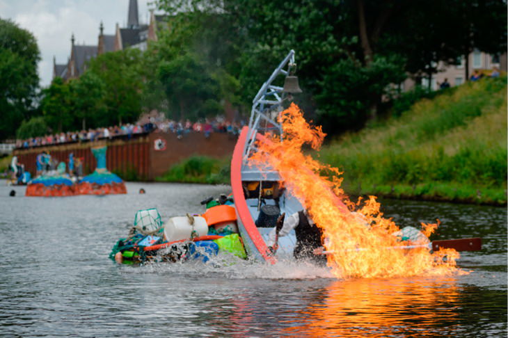 Desfile En El Agua Celebra El Arte De Hieronymus Bosch, bote incendiado