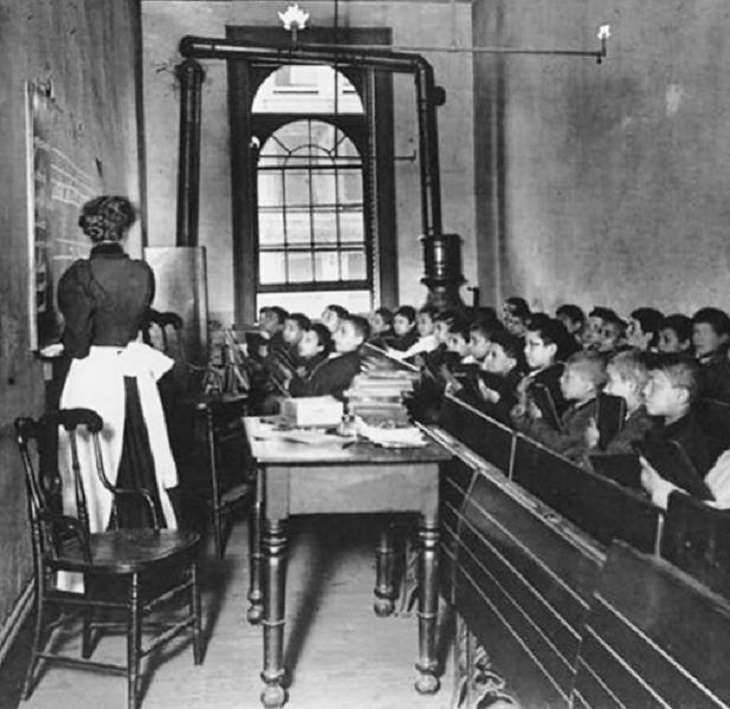 Momentos Históricos Capturados En Fotos, Los niños se apiñan en una escuela de la ciudad de Nueva York, en 1888