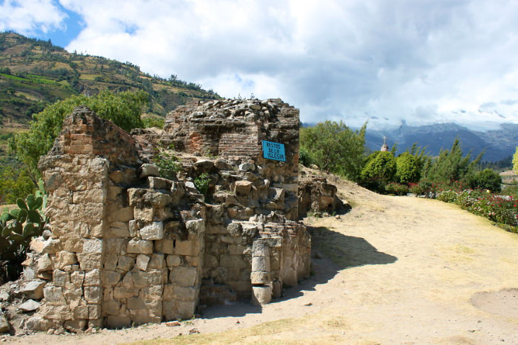 Ciudad peruana de Yungay, restos de una iglesia