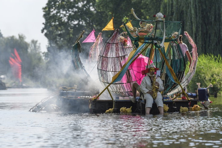 Desfile En El Agua Celebra El Arte De Hieronymus Bosch, saxofón