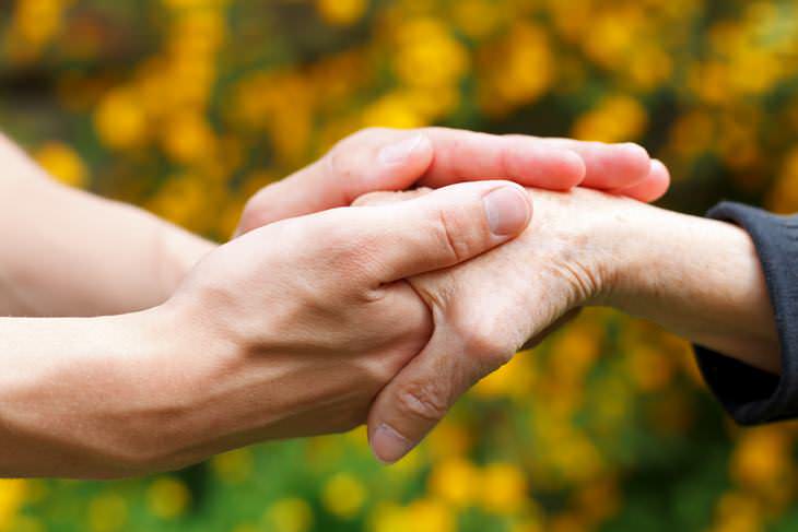 El Vínculo Entre La Apéndice y El Parkinson, mujer sostiene la mano de un hombre