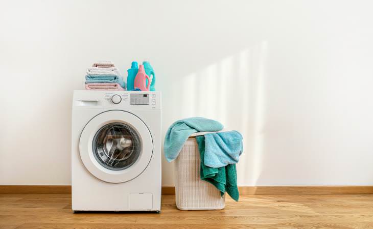 mantas ponderadas, lavadora con detergentes y cesto para la ropa 