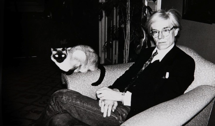 Personajes famosos con sus gatos Andy Warhol