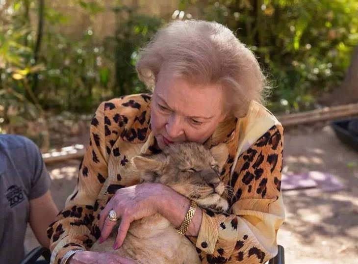 Personajes famosos con sus gatos Betty White