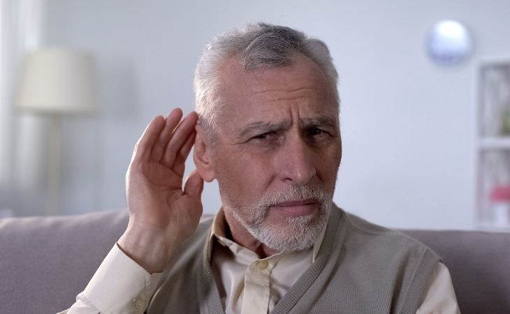 Cómo salvar las habilidades cerebrales que se debilitan con el tiempo: un anciano  trata de escuchar