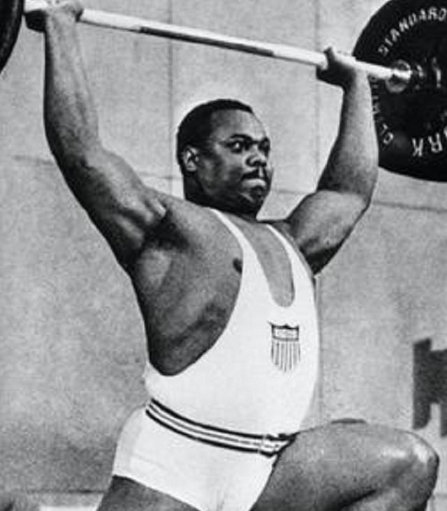 Atletas estadounidenses que entraron en el Salón de la Fama Olímpica de Estados Unidos, John Davis Levantamiento de pesas