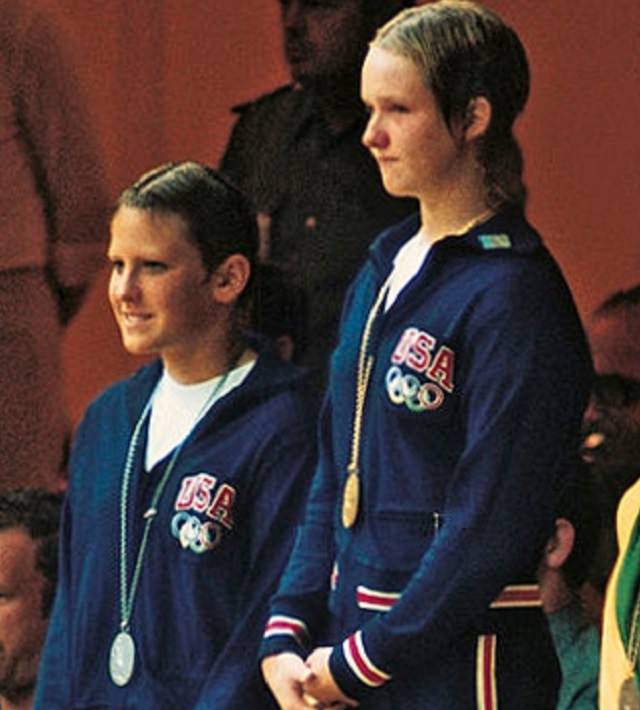 Atletas estadounidenses que entraron en el Salón de la Fama Olímpica de Estados Unidos, Shirley Babashoff en el podio de los Juegos Olímpicos de 1972