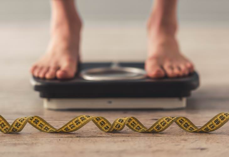 7 efectos secundarios del consumo excesivo de proteínas: persona con sobrepeso