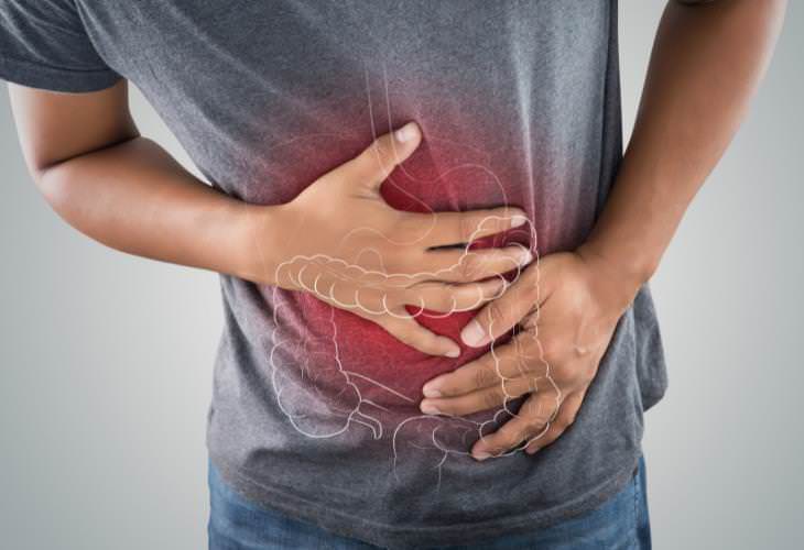 7 efectos secundarios del consumo excesivo de proteínas: una persona experimenta problemas digestivos