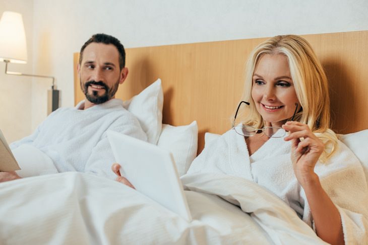 סימנים נסתרים לאהבה: זוג מבוגר במיטה