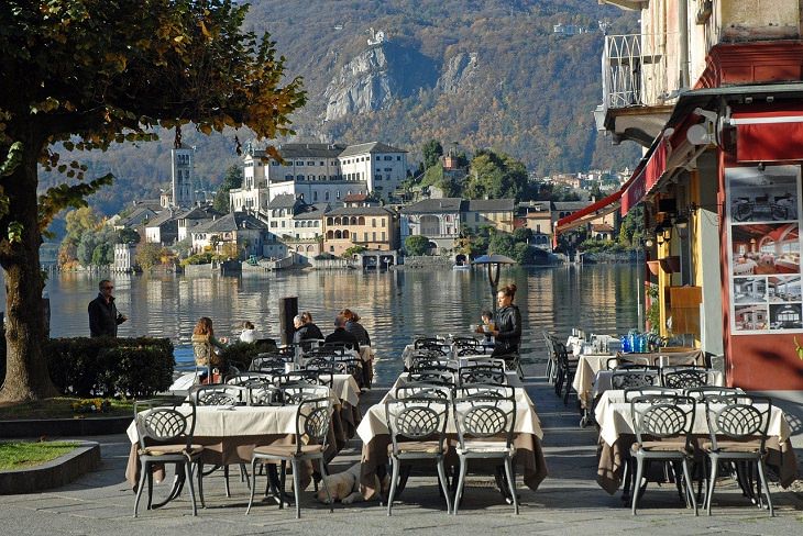 Sitios de Piamonte en Italia: Café en Orta San Giulio a orillas del lago de Orta