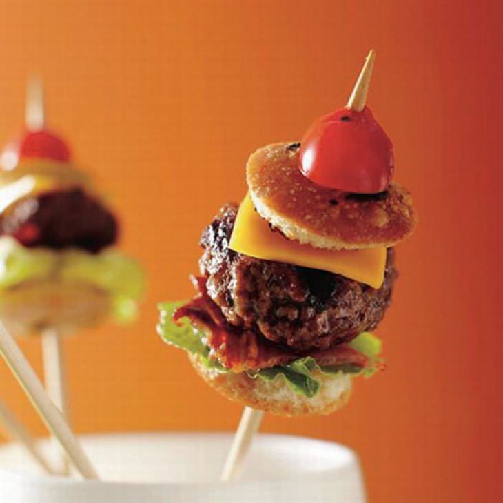 Bocados servidos en palos,  mini hamburguesa