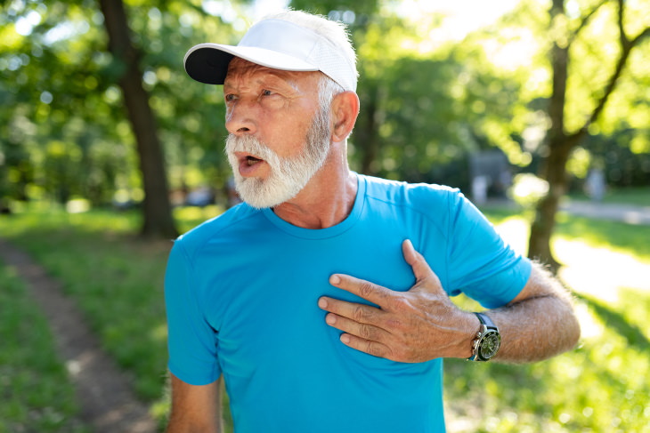 Tipos de insuficiencia cardíaca hombre mayor que siente dolor en el pecho después de la actividad deportiva