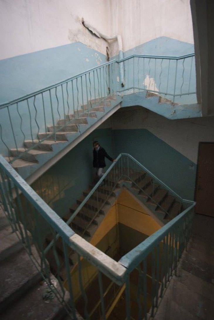 Imágenes que parecen ilusiones ópticas: un edificio con escaleras de extrañas formas
