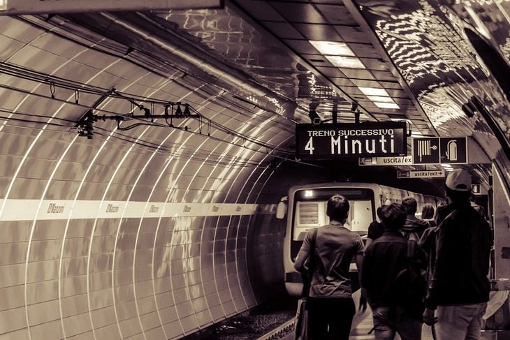 Interpretación común de los sueños: las personas están de pie en la plataforma de la estación de metro y en el fondo, el tren viaja