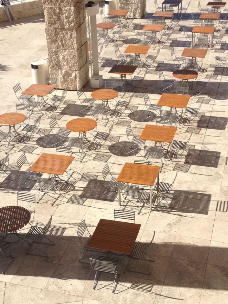 Imágenes que parecen ilusiones ópticas: las mesas y las sillas crean patrones de sombra