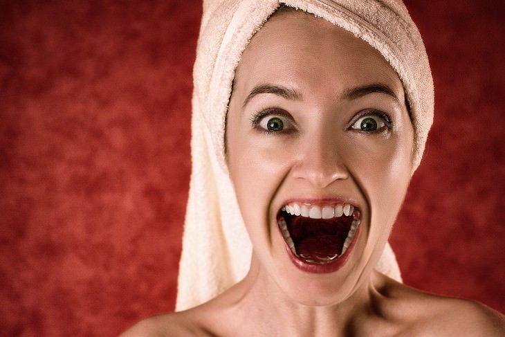 Interpretación común de los sueños: una mujer con una toalla en la cabeza abre la boca