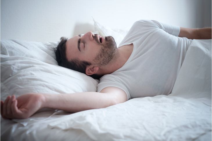  Causas de la presión arterial alta: hombre durmiendo