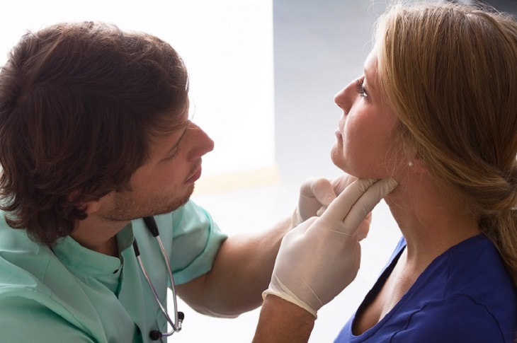 Identificación de problemas de tiroides: un médico examina la glándula tiroides de una mujer