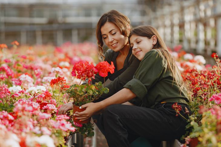Cómo comprar plantas sanas mujer y niña eligiendo plantas de colores