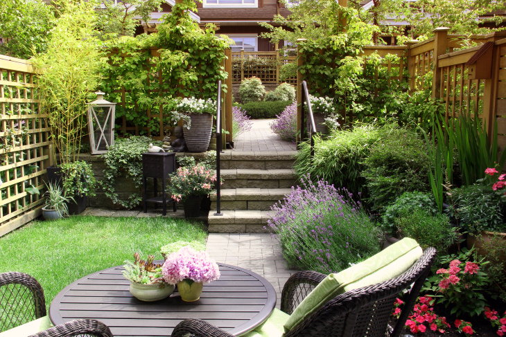 Consejos para el cuidado y mantenimiento del césped pequeño jardín exuberante