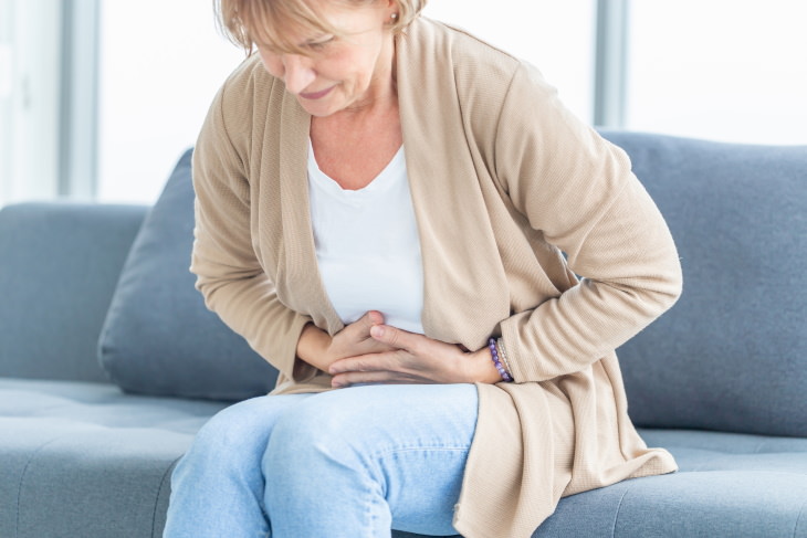 Estreñimiento Mitos mujer mayor con dolor de estómago