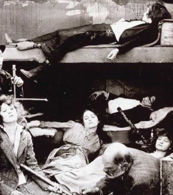 Fotos antiguas, Mujeres en un fumadero de opio de Nueva York, 1925
