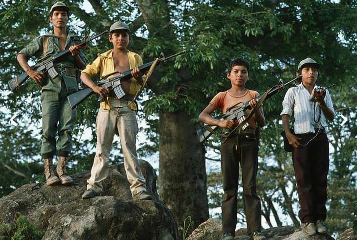 Fotos antiguas. Niños soldados posan para una foto en El Salvador, 1983.