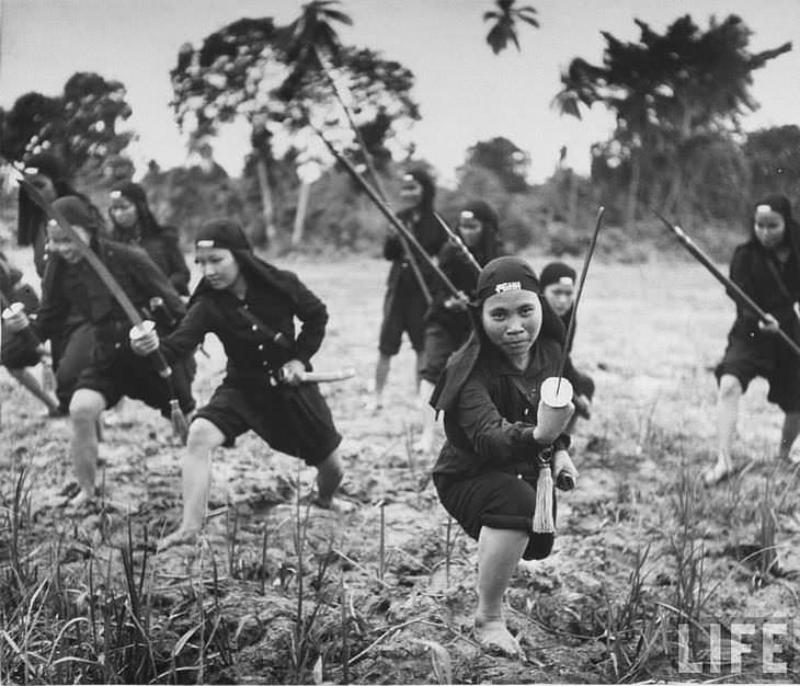 Fotos antiguas. 7. Entrenamiento de combatientes Hoa Hao para el combate en la selva en la Indochina francesa, 1948
