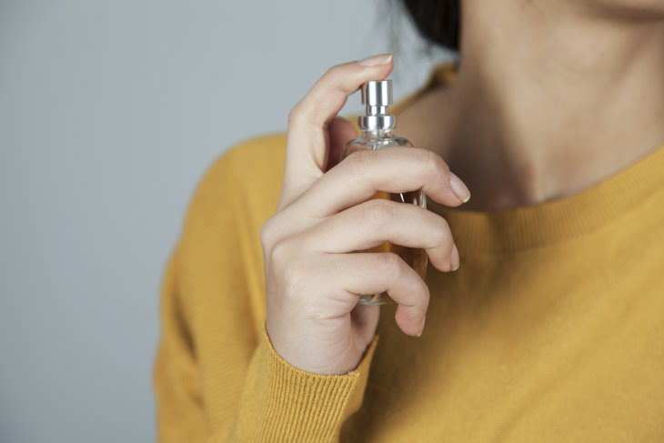 Cómo eliminar los diferentes olores de las mujeres rociando el perfume