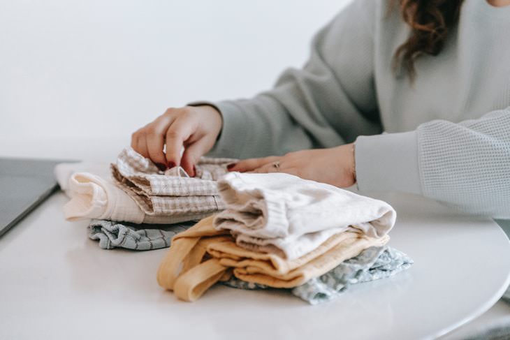 Consejos para ser una mujer organizada doblando la ropa