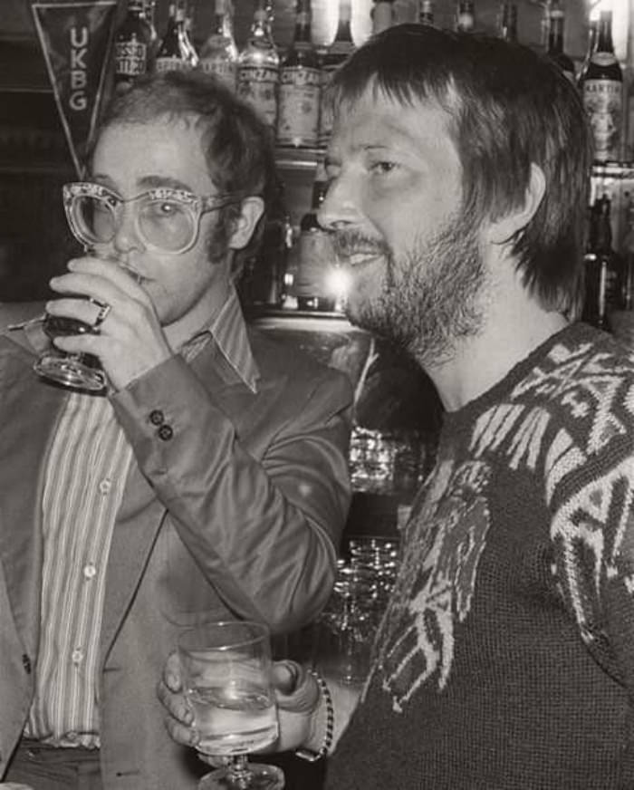 Elton con Eric Clapton, 1974