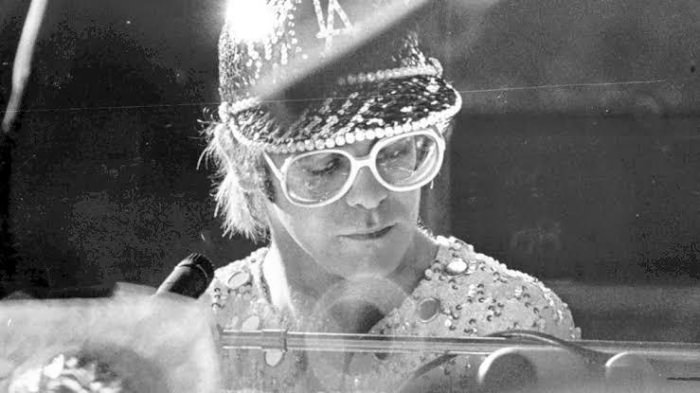 Primer plano de Elton en blanco y negro