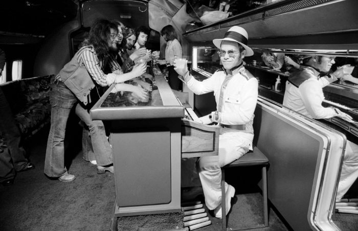 Elton con Elton dando una fiesta en su jet privado, 1974