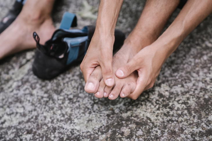 Guía de 5 pasos para el cuidado de los pies en verano quitarse los zapatos y masajear los pies