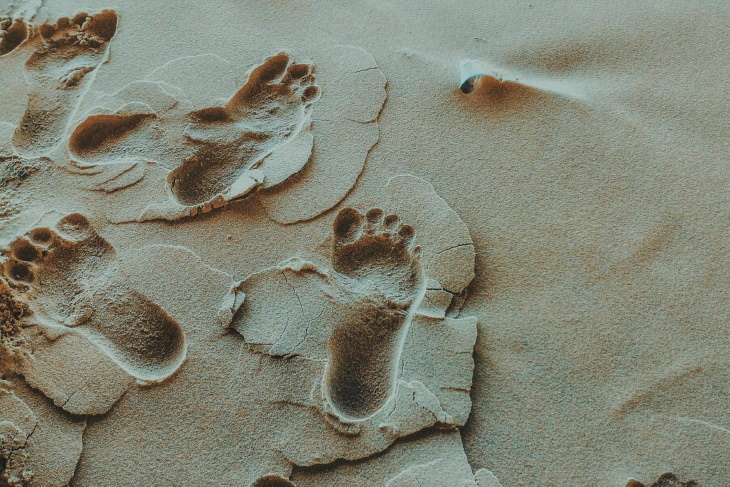 Guía de 5 pasos para el cuidado de los pies en verano huellas en la arena