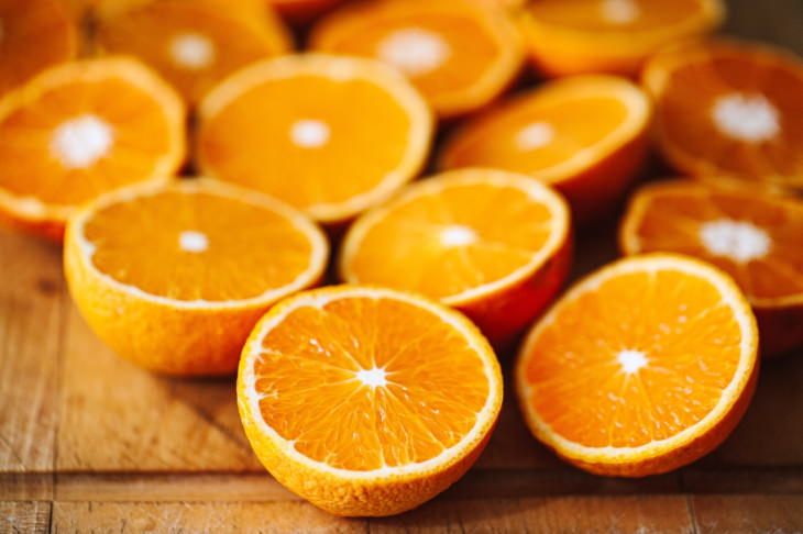 suplementos innecesarios naranjas cortadas por la mitad