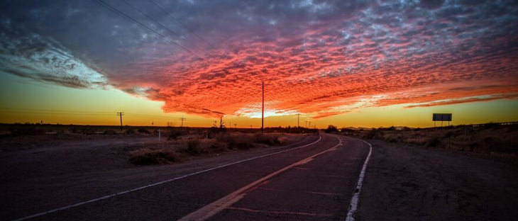 Rich Bojorquez-Davila fotografía del sur de Cali, puesta de sol en una carretera