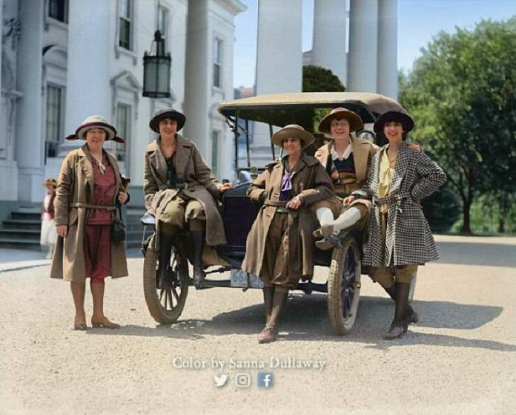 Fotos coloreadas de la historia, mujeres con su automóvil