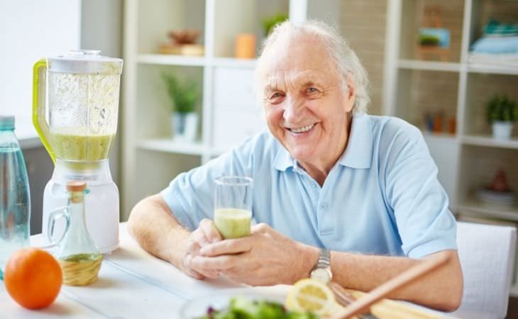 El vínculo entre el ácido fólico y la demencia: un hombre mayor con un vaso de batido en la mano