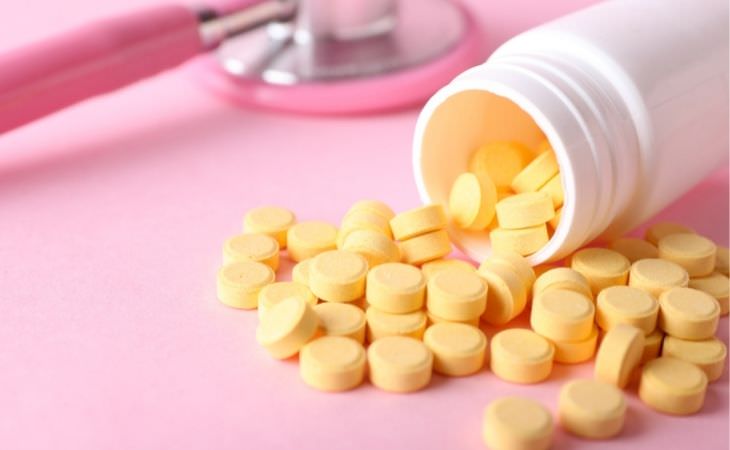 El vínculo entre el ácido fólico y la demencia: tabletas que se derraman de una caja
