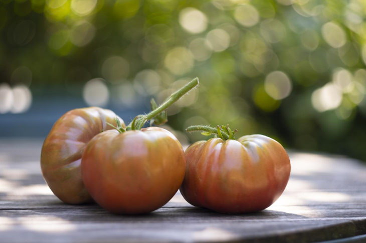 Cómo madurar los tomates verdes en una mesa