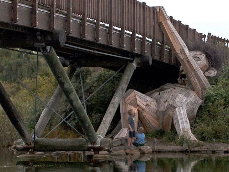 Trolls de madera, puente