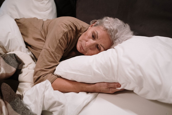 La enfermedad de Alzheimer y los medicamentos para el TDAH cansan a la mujer en la cama