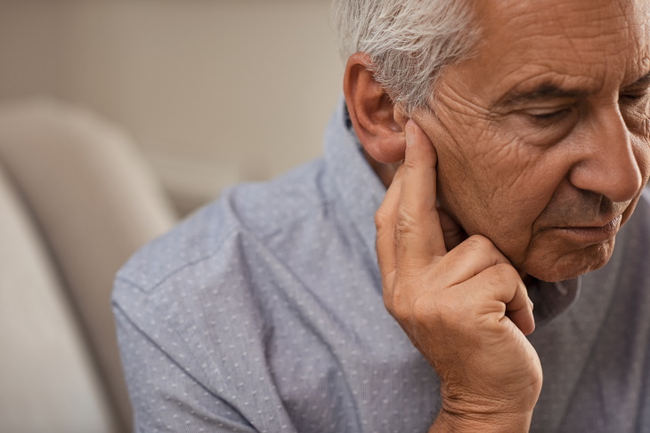 Causas de la pérdida de audición hombre mayor con dolor de oído