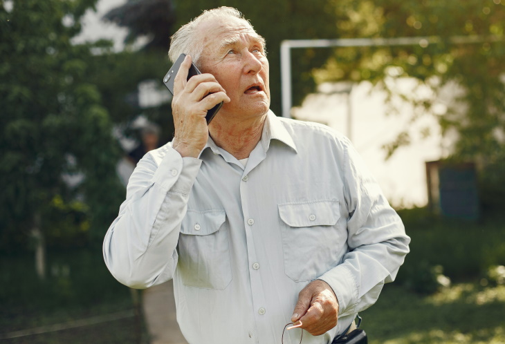 Causas de la pérdida de audición hombre mayor hablando por teléfono confundido