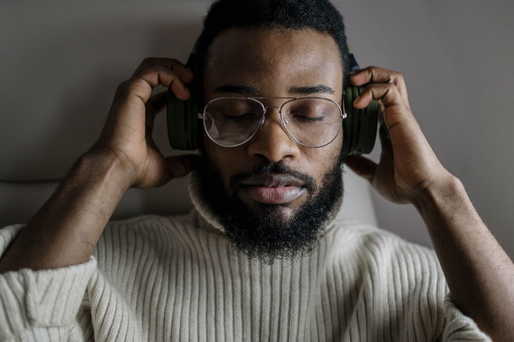Causas de la pérdida de audición del hombre en los auriculares y las gafas