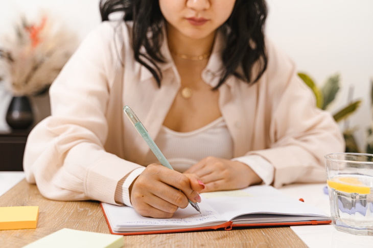 Puntualidad Consejos mujer escribiendo en un cuaderno
